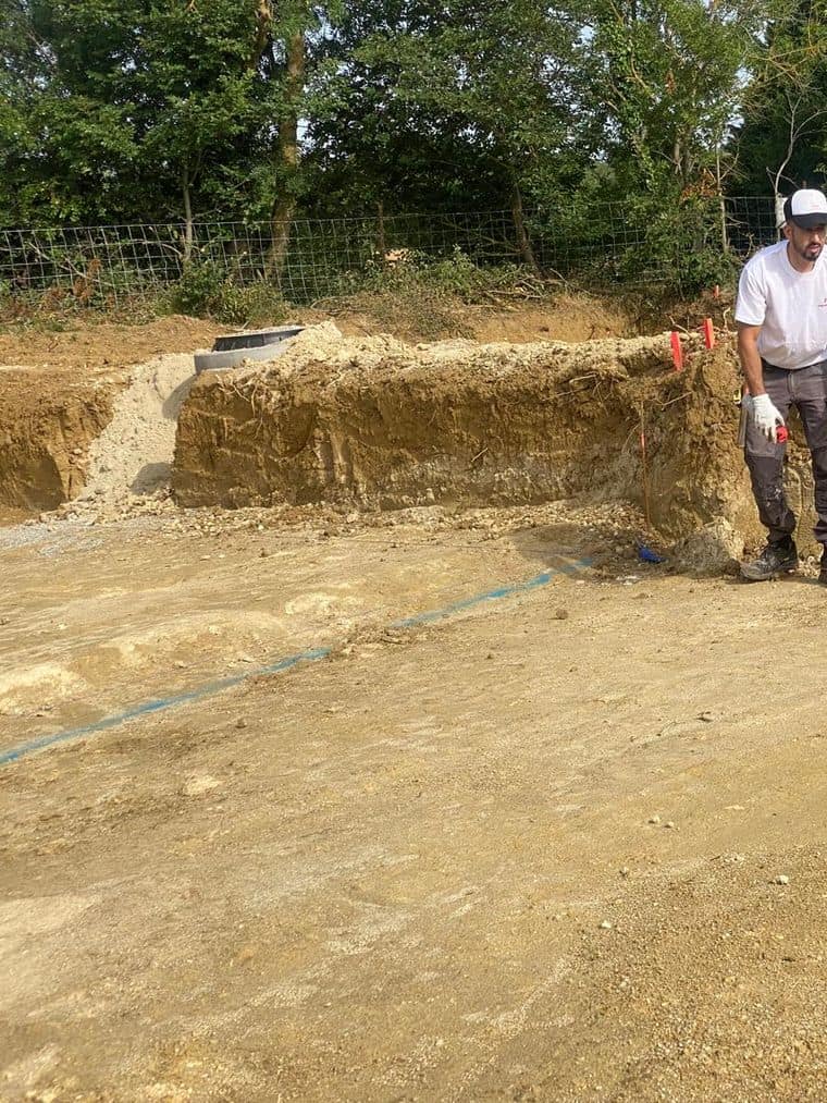 Compagnon de Zin Construction sur une plateforme terrassée, fond de fouille prêt pour les semelles