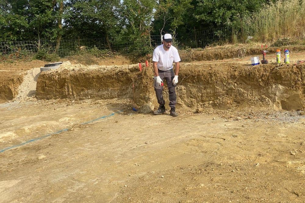 Compagnon de Zin Construction sur une plateforme terrassée, fond de fouille prêt pour les semelles