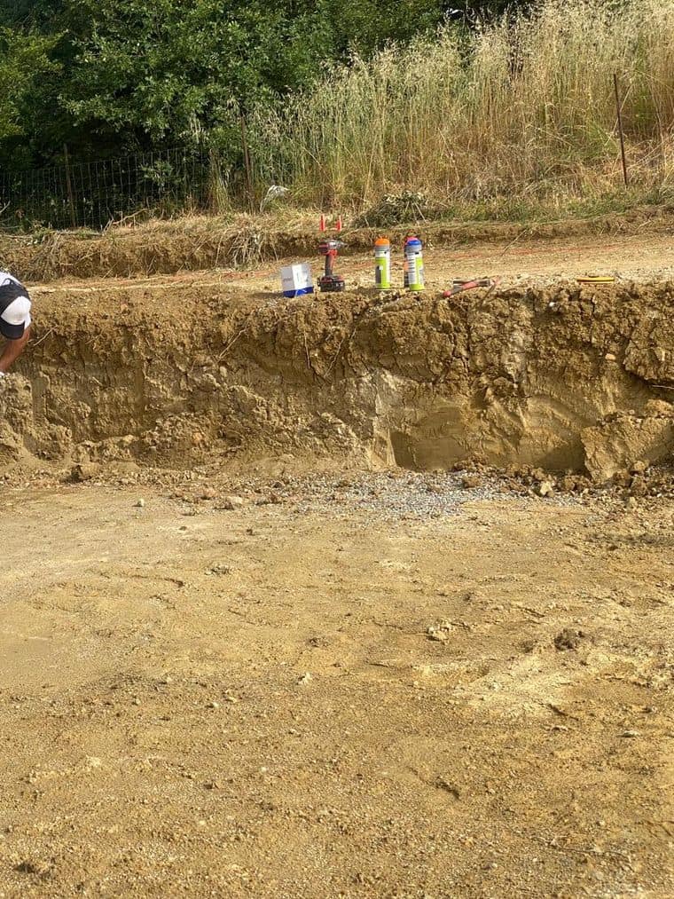 Contrôle du niveau en fond de fouille au pied du talus, avant ferraillage