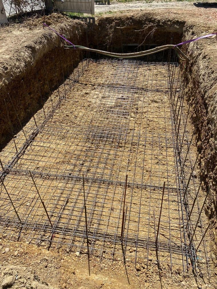 Fouille ferraillée en attente de coulage, cages d’armature et treillis soudé en place