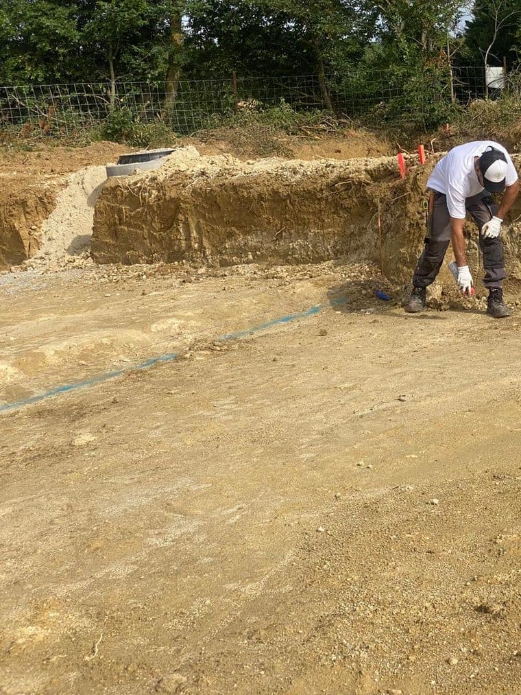 Compagnon de Zin Construction contrôlant le fond de fouille avant ferraillage