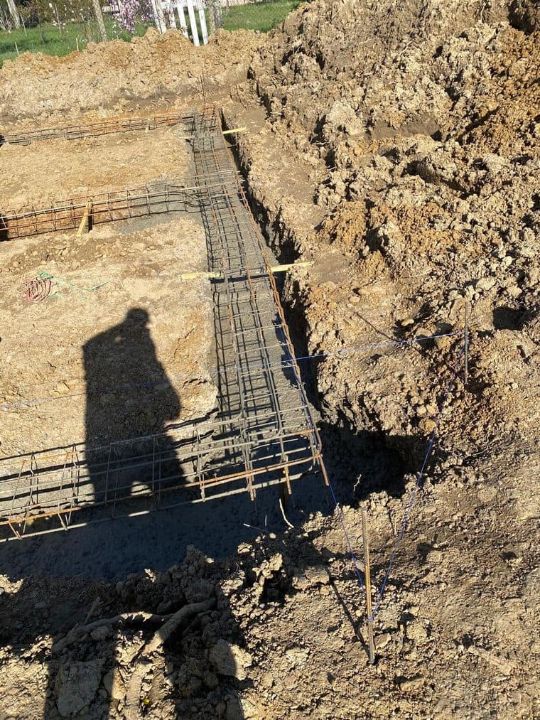 Fouilles en rigole ferraillées, cages d’armature ligaturées avant coulage des semelles