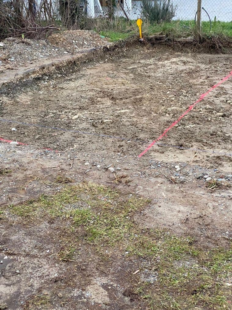 Terrain décapé et implantation tracée au cordeau avant ouverture des fouilles