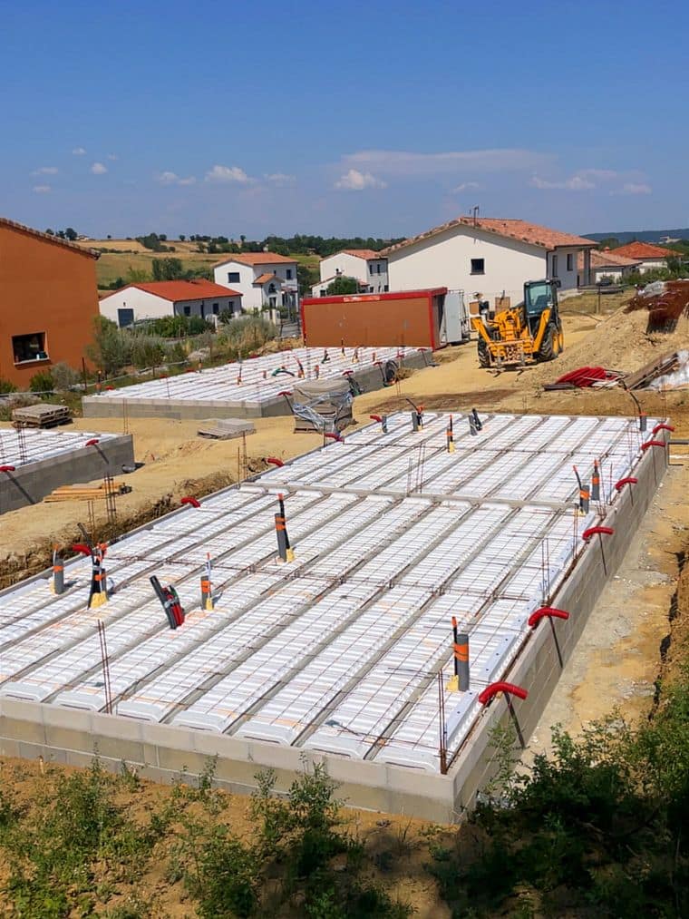 Deux planchers hourdis armés attendant le coulage sur un chantier de lotissement