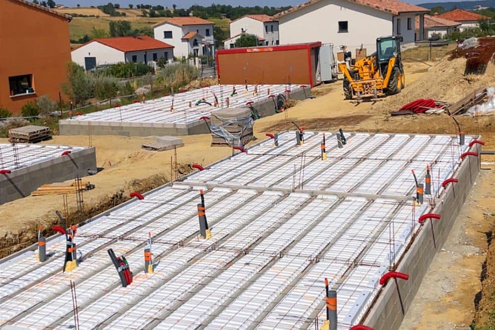Deux planchers hourdis armés attendant le coulage sur un chantier de lotissement